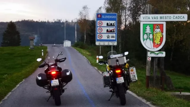 Na čínském enduru v covidové depresi z Prahy na ukrajinské hranice. Testovali jsme CF Moto 650 MT