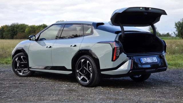 Kia EV4 dorazila do Česka hned ve dvou verzích. Vyzkoušeli jsme tu zvláštnější z nich