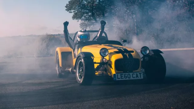 Rekord s vůní spálené gumy. Caterham zvládl 19 donutů v rekordním čase