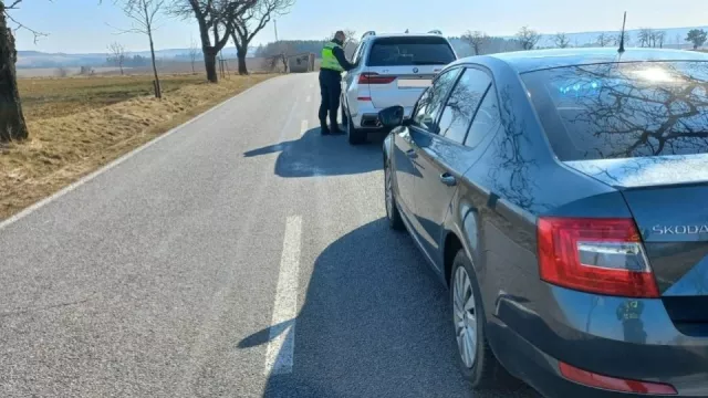 Řidiči vidí častěji přestupky u jiných než u sebe. Pravidla nejvíc dodržují ženy a sváteční jezdci