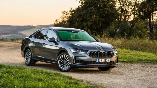 Naftová Škoda Superb je ideál pro cestování. Může jet až 235 km/h a pořád se udržet pod pěti litry