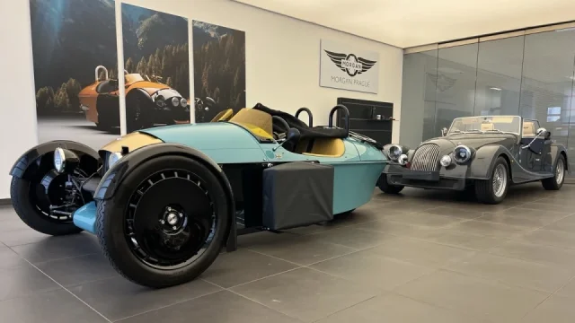 Vypadají jako veterány, pod kapotou se ale skrývá moderna. Ruční výroba se tu drží více než 100 let