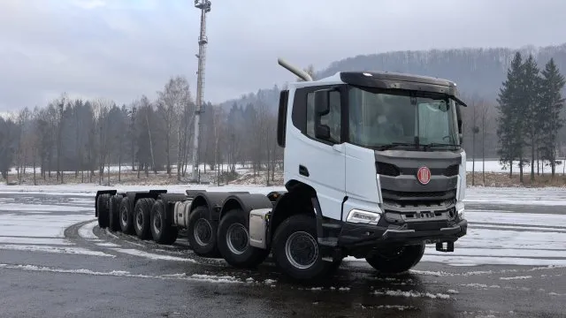 Nová Tatra Phoenix 16x16 fascinuje obrovskými rozměry. Se speciálním ramenem dosáhne do nebes