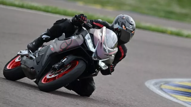 První dojmy: Aprilia RS 457 je tou nejzábavnější motorkou pro 18leté. Na závodním okruhu umí divy