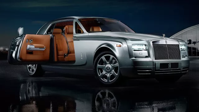 Ze života miliardářů. Takhle si boháči vybírají svůj nový Rolls-Royce