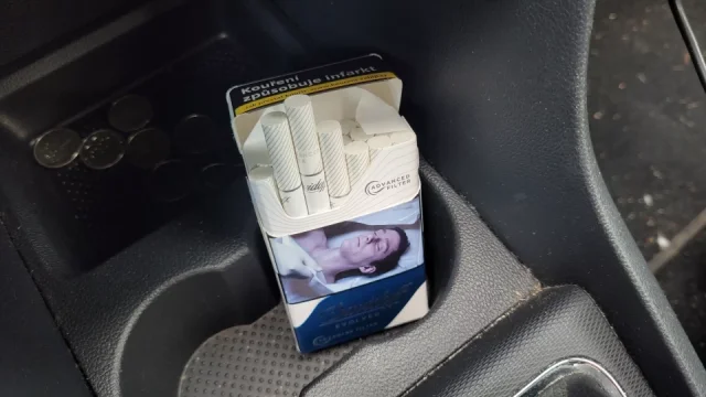 Kouření při řízení mají někteří řidiči zakázané. Manipulace s elektronickou cigaretou může být drahá