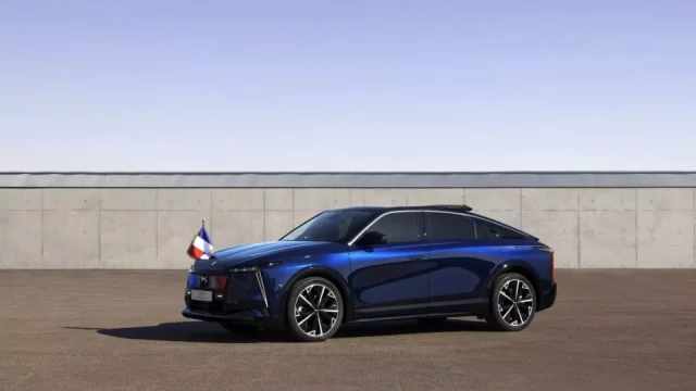 Emmanuel Macron ruší tradici a sází na nefrancouzské auto. Jako první státník má elektromobil