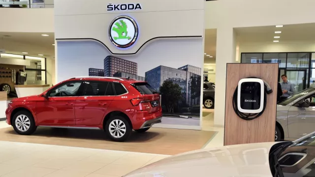 Nejmodernější showroom Škody Auto v Česku má nabíječky, úložiště elektřiny i CNG stanici