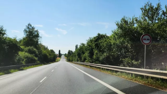 Za předjíždění na přerušované čáře hrozí stejné pokuty jako na plné. Stačí chvíle nepozornosti