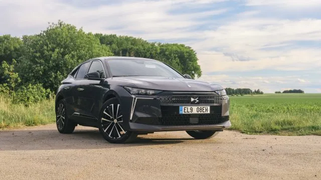 Méně auto, více umělecké dílo na kolech. DS N°4 osloví detaily a ohromí cenou