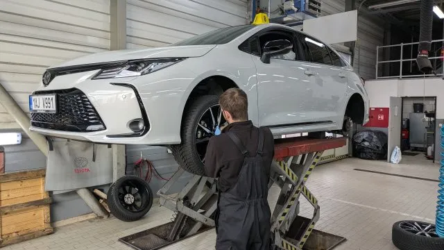 Oblíbená Toyota Corolla v servisu: Kolik stojí prohlídky, díly, pneumatiky a její pojištění