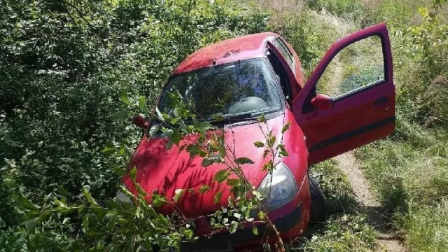 Místo u kadeřnice, která ho po telefonu navigovala, skončil v příkopu