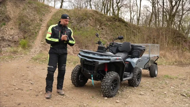 Šikovná čtyřkolka za 160 tisíc zvládne práci nejen na farmě. Může mít i držák na motorovou pilu