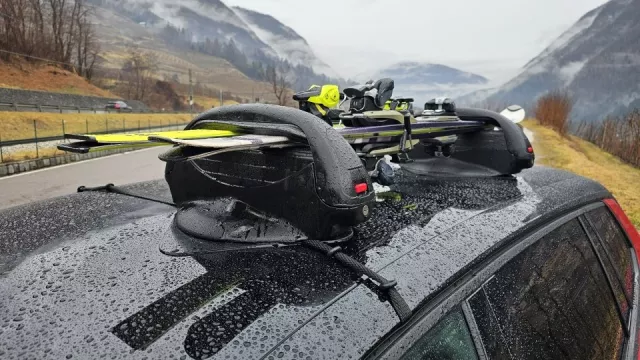 Magnetické nosiče lyží za tři tisíce fungují skoro na všech autech. Sráží je nedomyšlené detaily