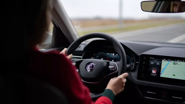 Týden v autech: Nové otázky pro autoškoly a dopravní značka, která se řidičům moc líbit nebude