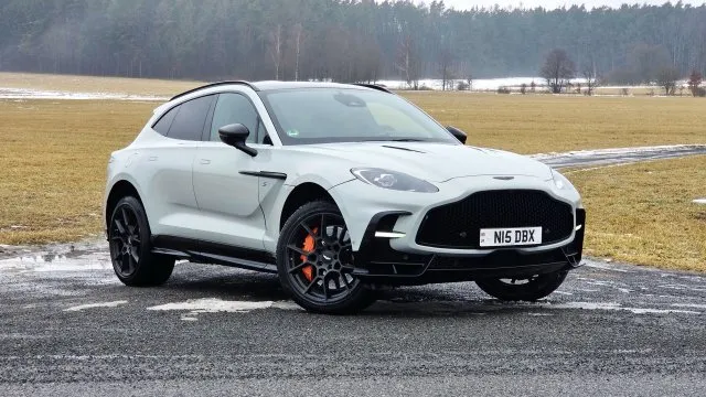 Tohle nikdy žádný elektromobil nenahradí. Aston Martin DBX S je továrna na endorfiny