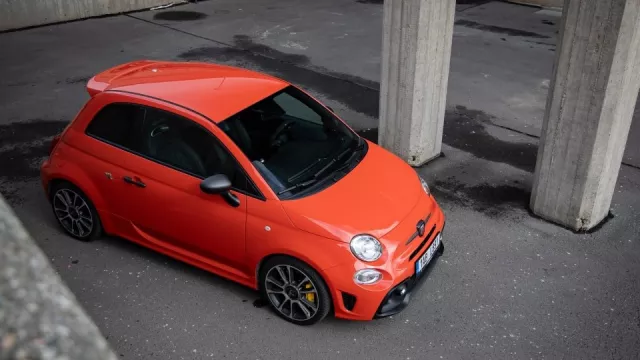 Abarth 695 Turismo nezapře italský temperament. Radost z řízení ale kazí některé detaily