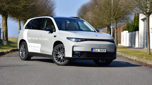 Čínské rodinné SUV je důkazem, že vysoký výkon není všechno. Zbytek auta na něj totiž není připraven