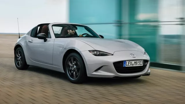 Mazda už vyhlíží léto. Roadster MX-5 dostane pro příští rok nové barvy i automat