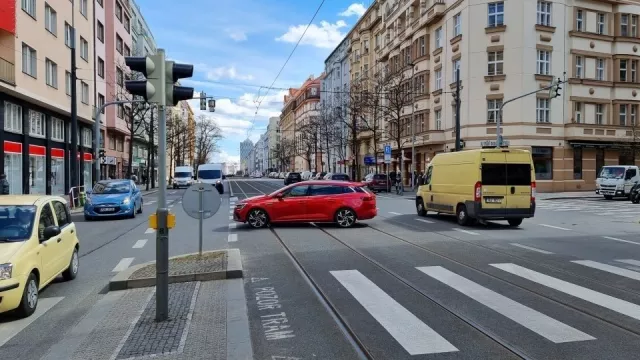 Že má každý svůj pruh, rozhodně neplatí. Řidiči se často neumí řadit na světelné křižovatce