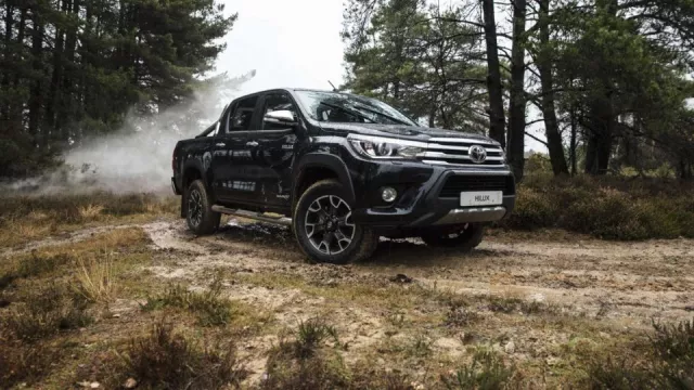 Pick-up od Toyoty slaví padesátiny. Na oslavu přijíždí speciálně připravený model Hilux Invincible 50 Chrome Edition.