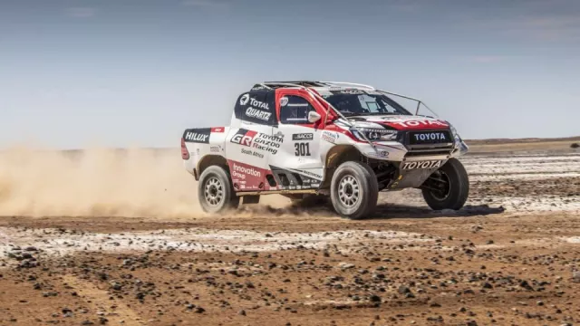 Fernando Alonso testuje Toyotu Hilux v úpravě pro Dakar