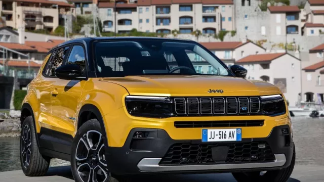 První elektrický Jeep slibuje dojezd 400 kilometrů. Vyrábět ho budou v Polsku a nedostane 4x4