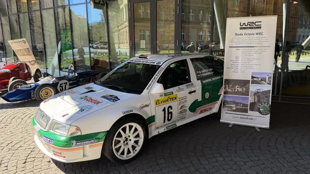 V Praze se ukázala nejslavnější Škoda na světě. Už brzy ji budete moci vidět při oslavách v Sosnové