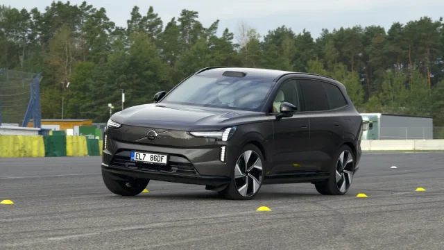 S elektrickým sedmimístným SUV s hmotností 2,8 tuny jsme vyzkoušeli losí test. Bylo to dost divoké