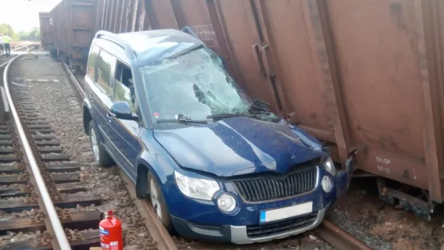 Nákladní vagony samy ujely z vlečky a na přejezdu smetly auto. Řidič je zraněný