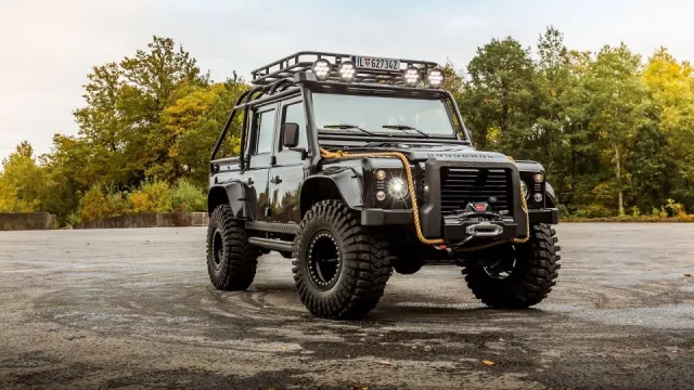 Do aukce jde filmový Land Rover Defender. Proháněl Jamese Bonda