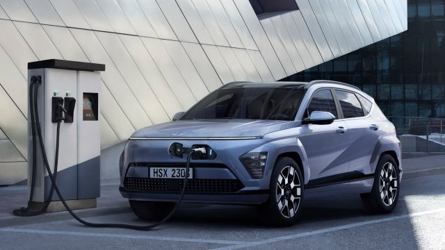 Nový Hyundai Kona se představuje nejdřív jako elektromobil. Na jedno nabití ujede skoro 500 km