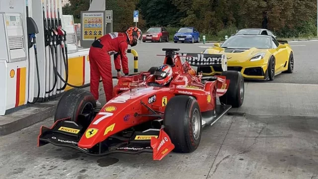 Muž v přilbě prozradil, proč formule jezdí po dálnici D4. A jak probíhalo její tankování