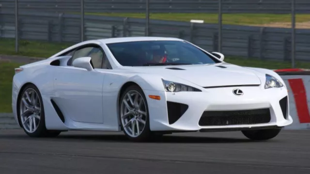 Jako kdyby se náhle zjevilo bájné zvíře – do aukce jde Lexus LFA Nürburgring Edition