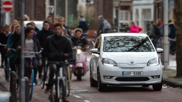 Škoda Citigo e iV nezapře konstrukční stáří. Nejlevnější elektromobil jezdí hbitě, i těžkopádně