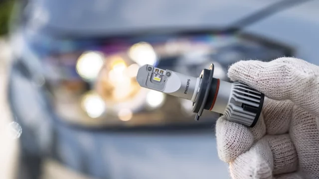 První automobilka v Česku nabízí výměnu halogenových žárovek za LED. Týká se dvou modelů