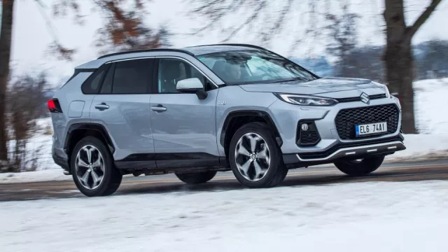 Suzuki Across je přebrandovaná Toyota RAV4 plug-in hybrid. Jezdí stejně dobře, navíc má lepší výbavu