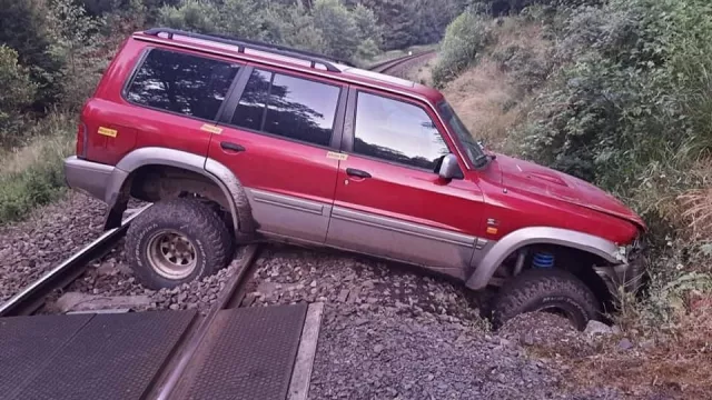 Řidič off-roadu se v Rumburku netrefil na přejezd. Hasiči museli nasadit nejtěžší techniku