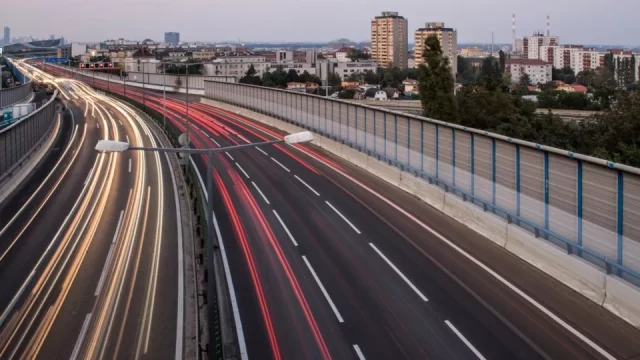 Týden v autech: Zákaz sjíždění z dálnic jako nebezpečí na cestě z dovolené i neekologická ekonafta
