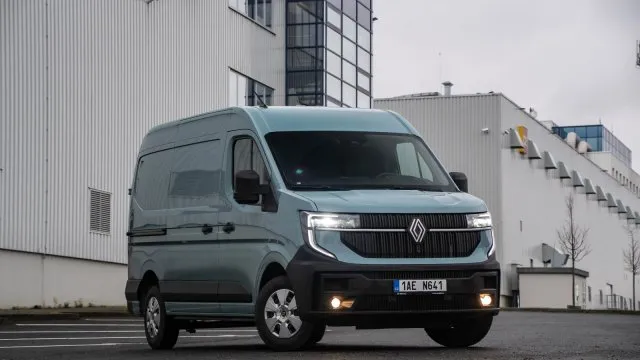 Aerodynamika hraje prim už také u dodávek. Je to dost znát, ukázal Renault Master