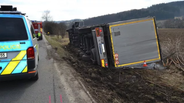 Motorkář při předjíždění vytlačil náklaďák ze silnice. Ohrozil přitom hned několik lidí