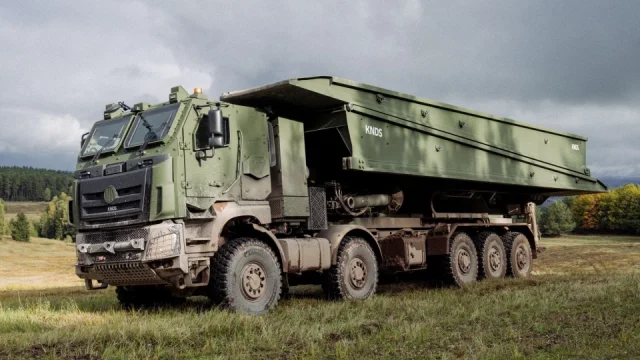 Nová vojenská Tatra má 10 kol a umí položit most. Armáda si koupila hned tři kusy za 800 milionů
