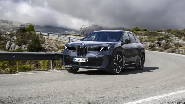 Dlouhý dojezd a bleskové nabíjení. Zdá se, že nové BMW ví, jak lákat k elektromobilitě