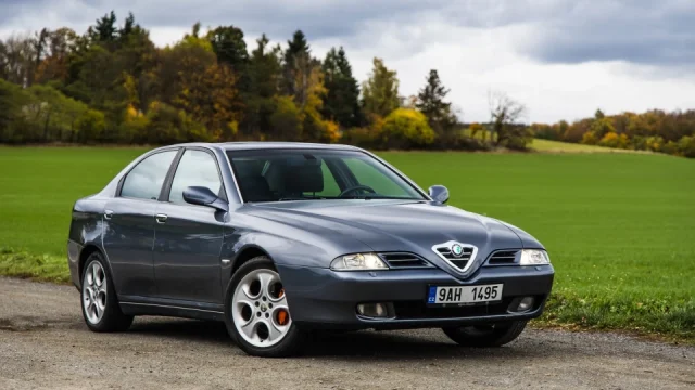 Upsal jsem se Berlusconimu: Jak mě moje Alfa Romeo 166 za 150 tisíc už stála dalších sto za servis