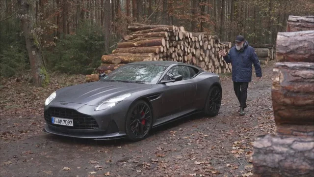 Pepa za hustého deště krotil 680 koní. Aston Martin DB12 je náčiní pro agenta 007