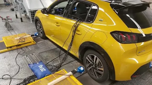 Elektromagnetické pole je v elektromobilech slabé. Jeho intenzitu však ovlivňuje i váš jízdní styl