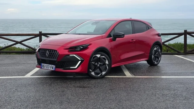 Nový Renault Clio je odvážnější než kdy dříve, a to nejen cenou. Oproti Fabii je ale stále levnější