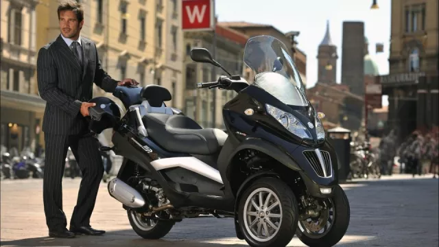 Piaggio MP3 se za svou existenci výrazně nezměnilo. Přesto stále patří mezi nejprodávanější tříkolky