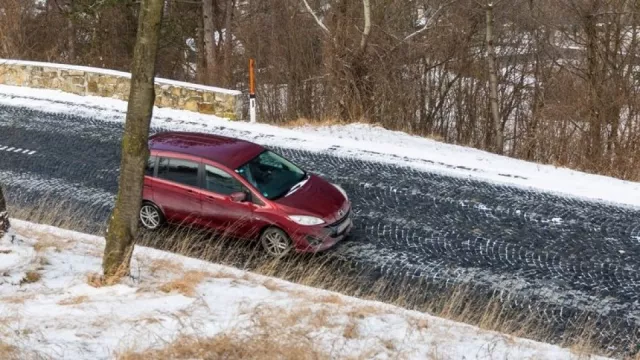 Černý led je strašákem i zkušených řidičů. Nyní jsou pro jeho tvorbu u nás ideální podmínky