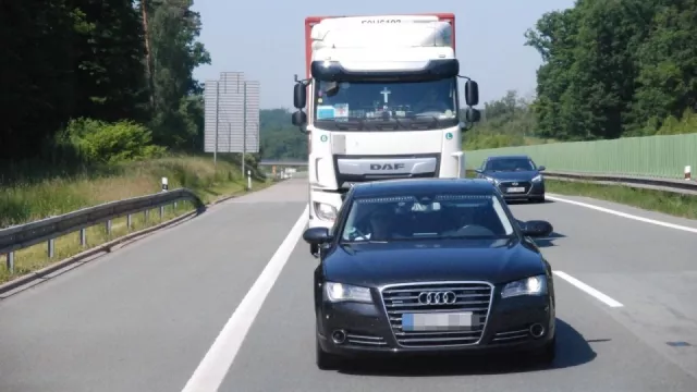 Řidič náklaďáku viděl, že ho policie natáčí, přesto nedokázal mobil odložit